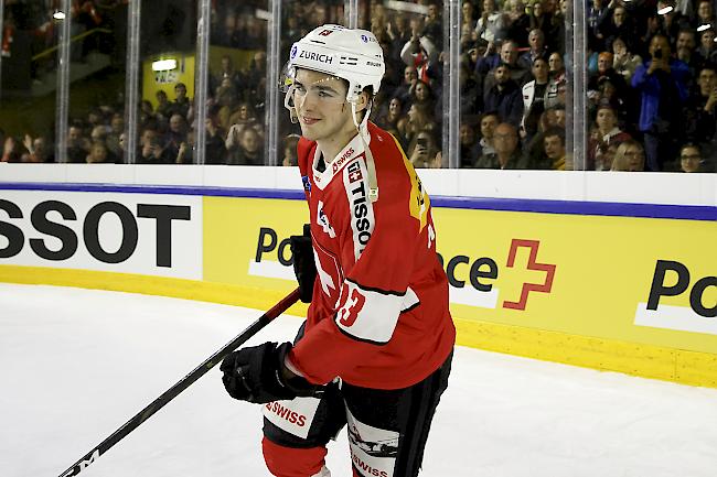 Mann des Spiels. Nico Hischier erfüllte die Erwartungen des Heimpublikums und avancierte zum Matchwinner. Foto Keystone