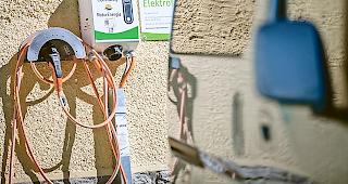 Klein und fein. F&uuml;r das Aufladen braucht es keine grosse Zapfs&auml;ule mehr, eine kleine Ladestation reicht aus.