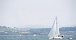 Auf dem Neuenburgersee bei Cheyres FR ist am Freitagabend ein Motorboot gekentert. 