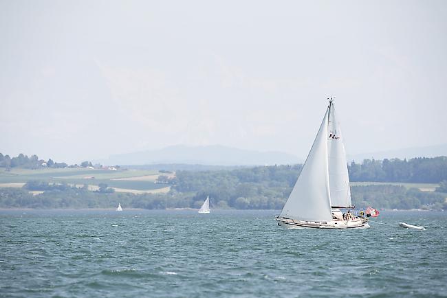 Auf dem Neuenburgersee bei Cheyres FR ist am Freitagabend ein Motorboot gekentert.