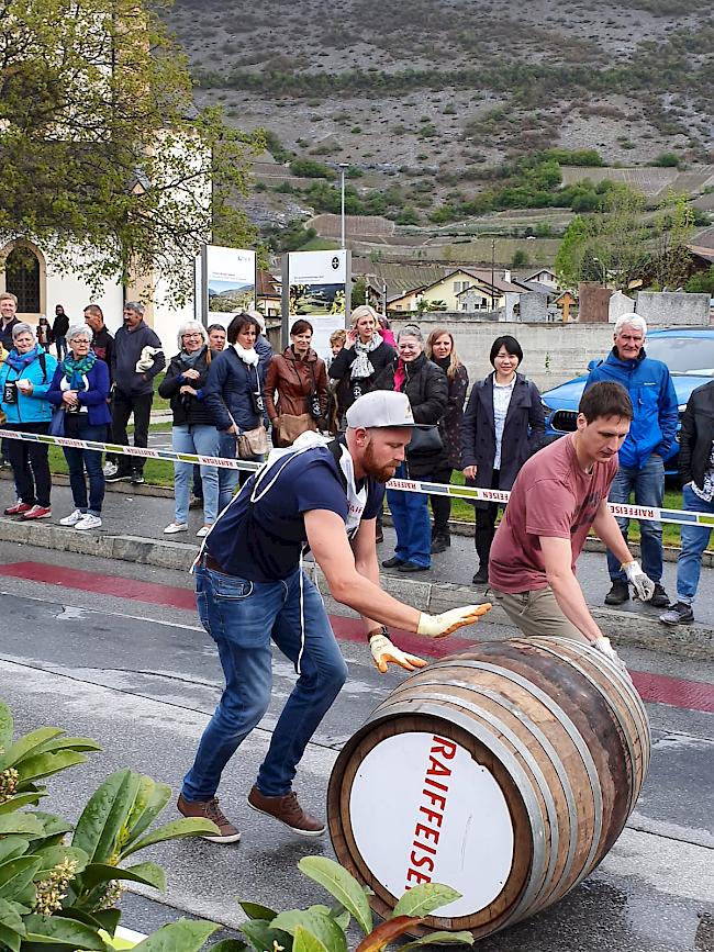 <b>Barrique-Rennen.</b> Mit vollem Körpereinsatz mussten die 45 Kilogramm schweren Holzfässer über 100 Meter gerollt werden.