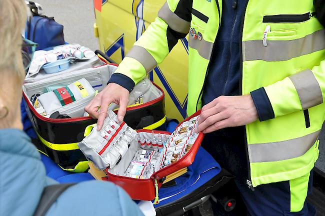 <b>Voll ausgerüstet.</b> Ein Sanitäter zeigte den Besucherinnen und Besuchern sein Arsenal an Medikamenten.