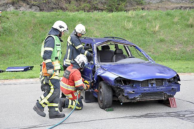 <b>Und wenn die Türen klemmen?</b> Die Feuerwehr zeigte, wie sie verklemmte Autotüren aufbricht.