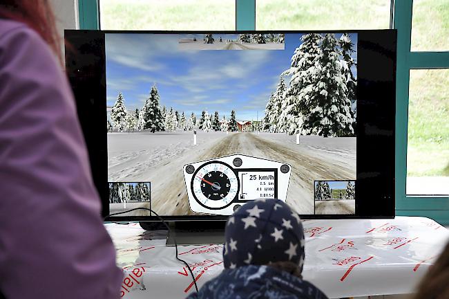 <b>Fahrsimulator.</b> Auch wenn das Mädchen erst in manchen Jahren auf einem echten Töff sitzen darf – am Simulator konnte sie erste Erfahrungen sammeln.