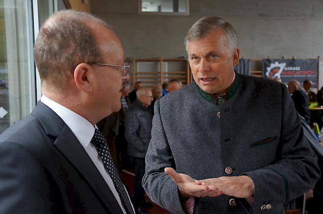 Von links: Jean-Luc Addor, Nationalrat, und Peter Scheibler Chef der Jagddienststelle, an der DV des Kantonalen Walliser Jägerverbands.