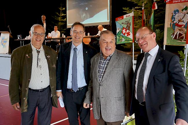 Von links: Alex Schwestermann, Grossrat, Thomas Egger, Nationalrat, Walter Schnyder, 3. an der Hirsch-Trophäenschau, und Jean-Luc Addor, Nationalrat, an der DV des Kantonalen Walliser Jägerverbands.