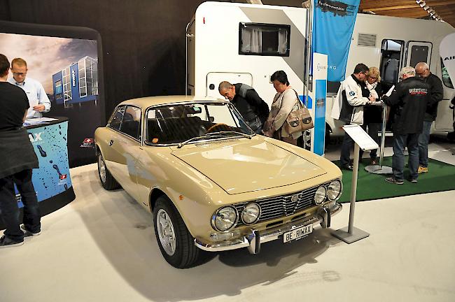 <b>Impressionen vom Samstag.</b> Wenn auch dessen Ökobilanz ziemlich schlecht sein dürfte, zog das 2000 GT Veloce Coupé von Alfa Romeo aus dem Jahr 1974 ebenfalls Bewunderer an.