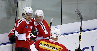 Nico Hischier (links) traf erneut, doch diesmal verlor man gegen Frankreich in der Verl&auml;ngerung.