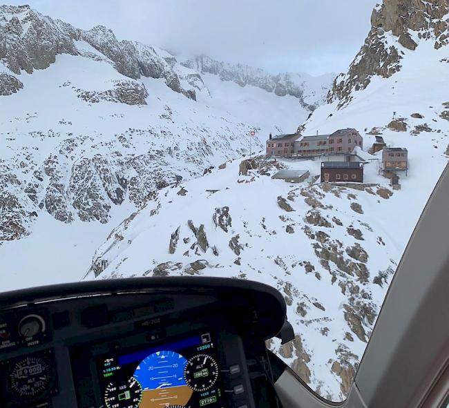 Blick aus dem Cockpit der Air Zermatt  auf die Konkonkordiahütte und das Fieschertal auf einem ersten Suchflug am Freitagnachmittag.