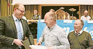Grosser Einsatz. Verbandspr&auml;sident Roger Elsig (links) und Marcel Schwery, Chef der  Technischen Kommission (rechts), verliehen Dominik Burgener vom Samariterverein Saastal die  Ehrenmitgliedschaft.