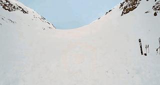 Ungl&uuml;cksstelle. Die vier Lawinenopfer lagen bei ihrer Ortung bis zu vier Metern unter dem Schnee.