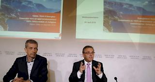 Energiewende. Jo&euml;l Fournier, Chef der Dienststelle f&uuml;r Energie und Wasserkraft, und Staatsrat Roberto Schmidt stellen die Vision f&uuml;r ein energieautonomes Wallis vor.