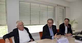 60 Jahre Krebsliga Wallis. Raymond Jacquemoud (Ehrenamtlicher), Pr&auml;sident Dr. Reinhard Zenh&auml;usern und Gesch&auml;ftsf&uuml;hrer Franck Moos.