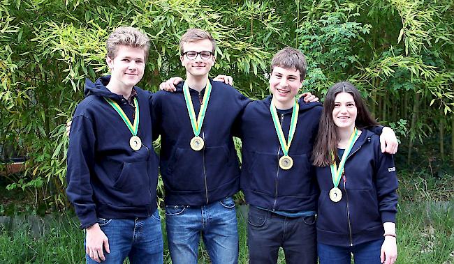 Starke Leistung. Noemi Allet (rechts) gewann an der Schweizer Biologie-Olympiade Gold.