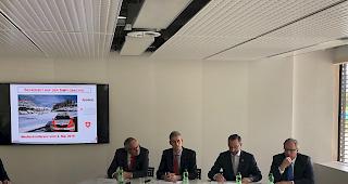 Am Donnerstag gaben der Vorsteher des Departements f&uuml;r Sicherheit, Institutionen und Sport, Staatsrat Frederic Favre, der Kommandant der Kantonspolizei, Christian Varone, der stellvertretende Direktor des Bundesamtes f&uuml;r Strassen, Jean-Bernard Duchoud, und der Chef des Zollkreis III, J&eacute;r&ocirc;me Coquoz, eine Pressekonferenz in Brig-Glis zum Thema Verkehrssicherheit auf der Simplon-Achse.