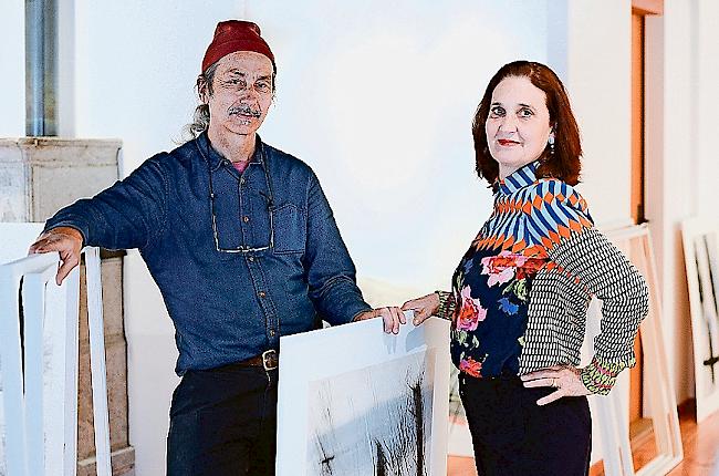 Leichtigkeit der Linienführung. Künstler François Pont  und Galeristin Graziosa Giger präsentieren eine Ausstellung  mit Tiefgang.Foto Valérie Giger