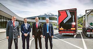 Mehr Sicherheit. Von links: J&eacute;r&ocirc;me Coquoz, Chef Zollkreis III, Staatsrat Fr&eacute;d&eacute;ric Favre, Christian Varone, Kommandant der Kantonspolizei, und Jean-Bernard Duchoud, &shy;stellvertretender Direktor des Bundesamtes f&uuml;r Strassen.