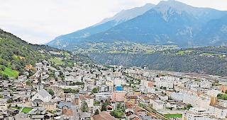 Dicht bebaut. Das Zentrum von Naters. Rundherum hat die Gemeinde 91&thinsp;ha zu viel Bauland.Foto wb