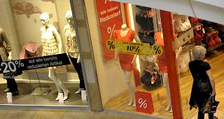 Die Konsumentenstimmung in der Schweiz hat sich leicht verschlechtert. 