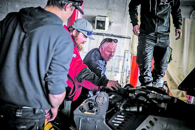 Für die nächste Saison. Auf der Bettmeralp werden derzeit – wie andernorts im Wallis – die Pistenfahrzeuge, Beschneiungsanlagen und Skilifte zerlegt, gewaschen, gewartet.