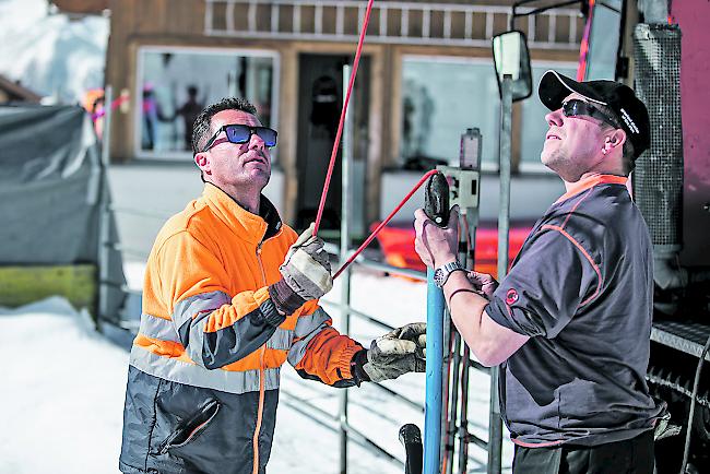 Für die nächste Saison. Auf der Bettmeralp werden derzeit – wie andernorts im Wallis – die Pistenfahrzeuge, Beschneiungsanlagen und Skilifte zerlegt, gewaschen, gewartet.