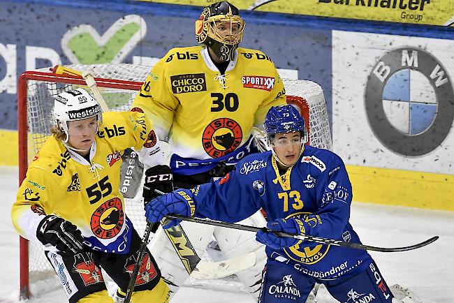 Der Davoser Fadri Riatsch vor dem Berner Tor (rechts), bei seinem ersten Einsatz in der National Liga am 11. Januar 2019 in der Vaillant Arena in Davos.