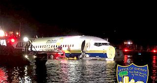 Alle Insassen gerettet. Ein Flugzeug bricht vom Marinest&uuml;tzpunkt Guant&aacute;namo auf Kuba auf, bei der Landung in Florida kommt es zu einem Ungl&uuml;ck. Die Maschine rutscht in einen Fluss &ndash; doch die Passagiere kommen glimpflich davon.