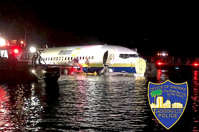 Alle Insassen gerettet. Ein Flugzeug bricht vom Marinestützpunkt Guantánamo auf Kuba auf, bei der Landung in Florida kommt es zu einem Unglück. Die Maschine rutscht in einen Fluss – doch die Passagiere kommen glimpflich davon.