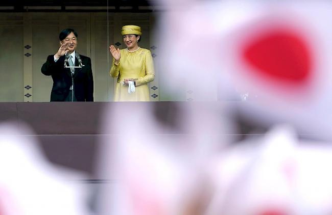Japan. Begeisterte Zuschauer jubeln dem neuen Kaiser Naruhito und seiner Ehefrau zu.