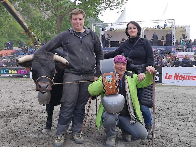 Starke Oberwalliser: «Mesquinio» mit Benjamin, Joey und Christine Kalbermatter aus St. Niklaus belegt den 4. Platz bei den Rindern. 