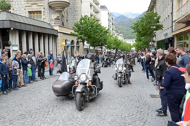 <b>Impressionen.</b> ... die über die Bahnhofstrasse ihren Rundgang starteten ...