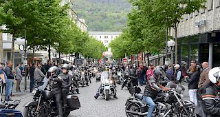 <b>Impressionen.</b> Am Samstag geh&ouml;rte die Briger Altstadt wieder den Bikern ...