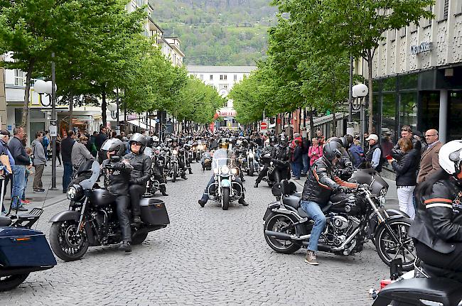 <b>Impressionen.</b> Am Samstag gehörte die Briger Altstadt wieder den Bikern ...