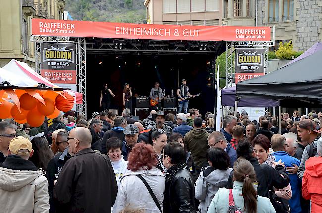 <b>Impressionen.</b> Auf dem Dorfplatz sorgte die Partyband FAB4 für musikalische Unterhaltung ...