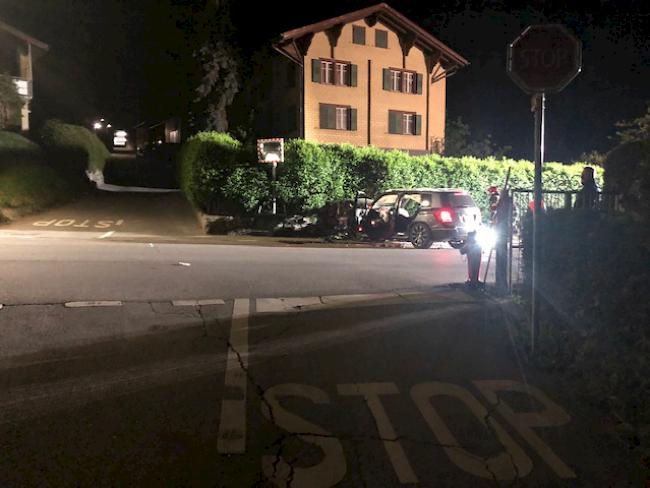 Kontrolle über Fahrzeug verloren. Ein 23-jähriger sowie zwei 20-jährige Walliser aus der Region haben sich am Sonntagmorgen bei einem Verkehrsunfall in Brig-Glis verletzt.