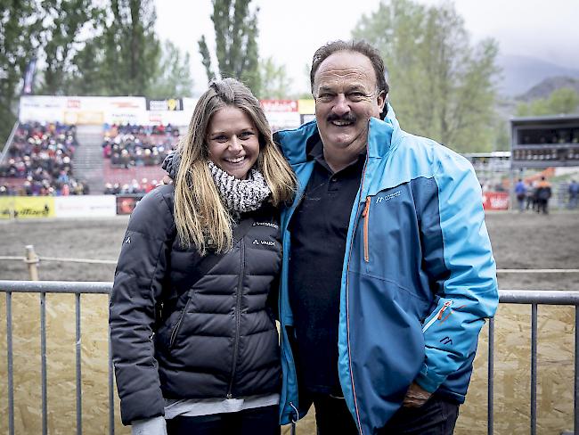 Die Skifahrerin Corinne Suter, welche von Kurt Summermatter eine Eringer geschenkt bekommen hat