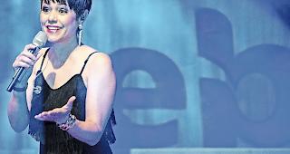 Strahlefrau. Schlagerstar Francine Jordi mit viel Herzlichkeit nahe beim Publikum in Stalden.