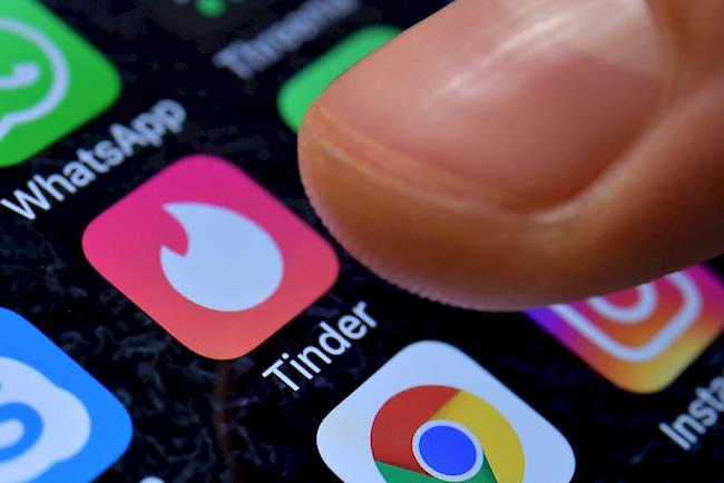Nutzer, die nur wenig Geld für die Partnersuche ausgeben wollen, wanderten von hochpreisigen Partnervermittlungen zu günstigeren Dating-Apps wie Tinder ab.