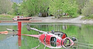 Unfallursache bekannt. Der im Mai 2018 abgest&uuml;rzte Helikopter kam halb aus dem Wasser ragend auf der linken Seite liegend  zum Stillstand. 
