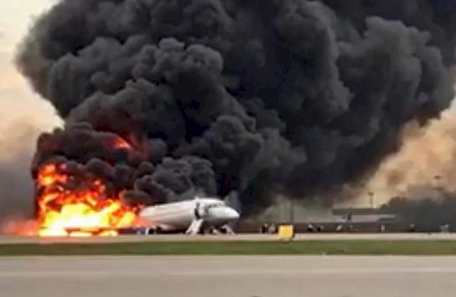 Ermittlungen. 41 Menschen starben am Sonntag beim Flugzeugunglück in Moskau. Die Ursache wird derzeit untersucht.