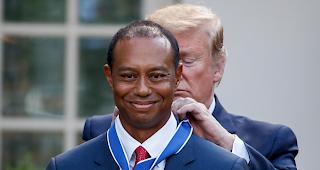 Der US-Pr&auml;sident verleiht dem Golfstar Tiger Woods die Freiheitsmedaille.