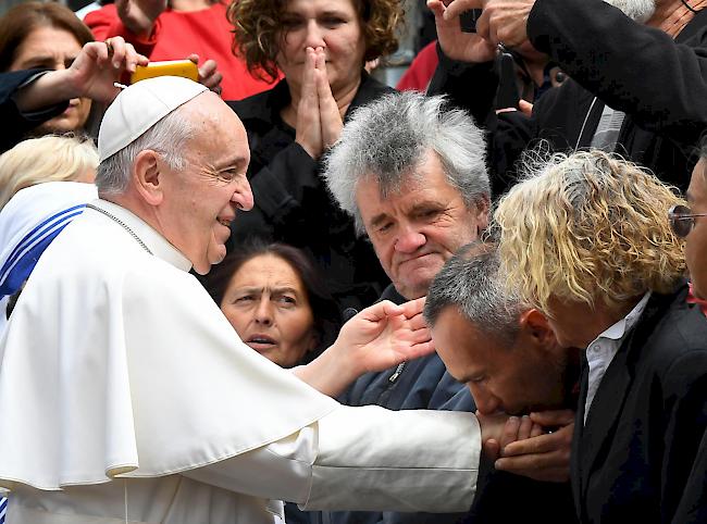 Empfang. Papst Franziskus bei seiner Ankunft in der nordmazedonischen Hauptstadt Skopje.