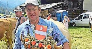 In seiner Rolle als Bauer ist Anton Mooser stolz auf seine K&uuml;he.