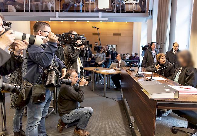 Maria sitzt am Mittwoch zum Prozessbeginn von Medien umgeben im Gerichtssaal des Amtsgerichts Freiburg.