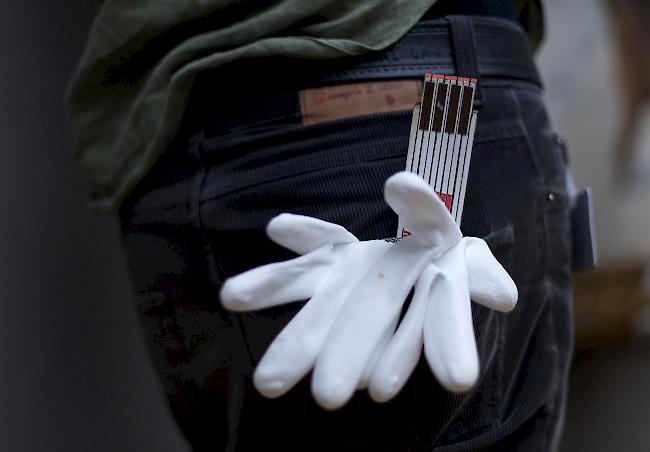 Die Kantonspolizei warnt: Nicht ausgebildete Handwerker versuchen an der Haustür Vertrauen zu erwecken und leisten dann mangelhafte Arbeit zu überhöhten Preisen. (Symbolbild)