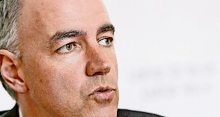 Versprechen. Staatsrat Christophe Darbellay will den Grundsatz der Lohngleichheit f&uuml;r staatlich unterst&uuml;tzte Unternehmen bei der Revision des Subventionsgesetzes umsetzen. Foto Keystone