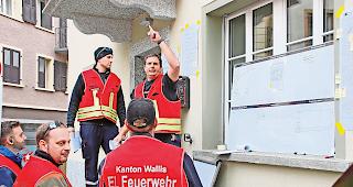 Rapport. Chef Einsatz und Adjutant koordinieren den Einsatz mit Vertretern von Polizei, Zivilschutz, Feuerwehr und Sanit&auml;t.Fotos WB