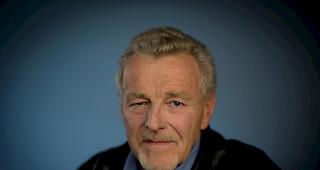 Jean-Daniel Rouiller zeigte w&auml;hrend seiner 28-j&auml;hrigen T&auml;tigkeit als Kantonsgeologe grosses Engagement im Bereich der Erdbebenpr&auml;vention und wird daf&uuml;r nun mit dem Baudyn Award 2019 geehrt. 