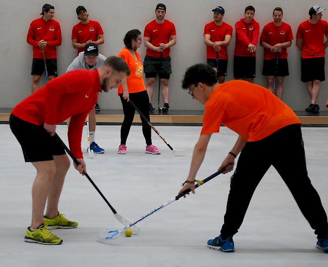 Impressionen des Unihockeyturniers in Brig.