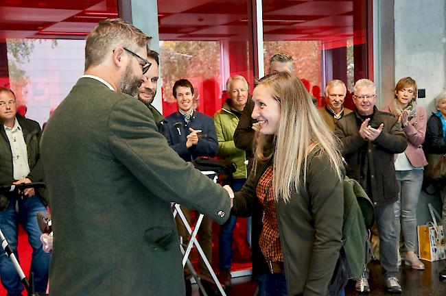 Erfolgreiche Absolventin der Jagdprüfung nimmt das Jagdpatent entgegen.